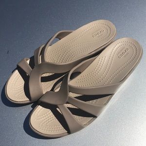 Crocs Strappy Wedge Sz 8